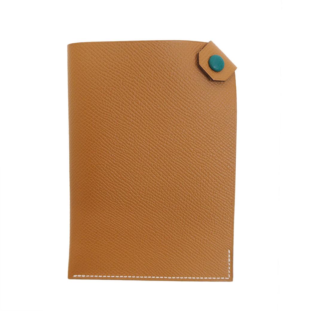 HERMES Tarmac passport case Vow Epson: HERMES Tarmac passport case Vow EpsonBrand: Hermes Material: Epsom leather Size (HxWxD): 14cm x 10cm / 5.51'' x 3.93'' Condition: Used (good) Damage Ranking: Accessories, Deterioration, Slight Overall
