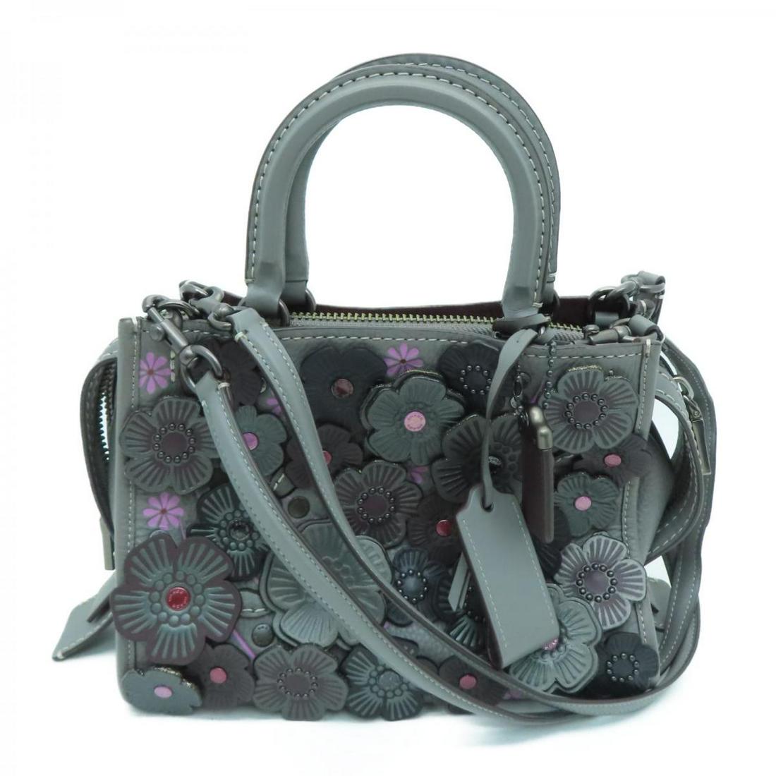 COACH Shoulder Bag Grey Calf: COACH Shoulder Bag Grey Calf Brand: COACH Model: COACH Shoulder Bag Grey Calf Category: Women:Handbag Color: Grey Dimensions: H:19cm x W:25cm x D:12cm Shoulder Strap (cm) : 62 The BIDHAUS Guarantee: A