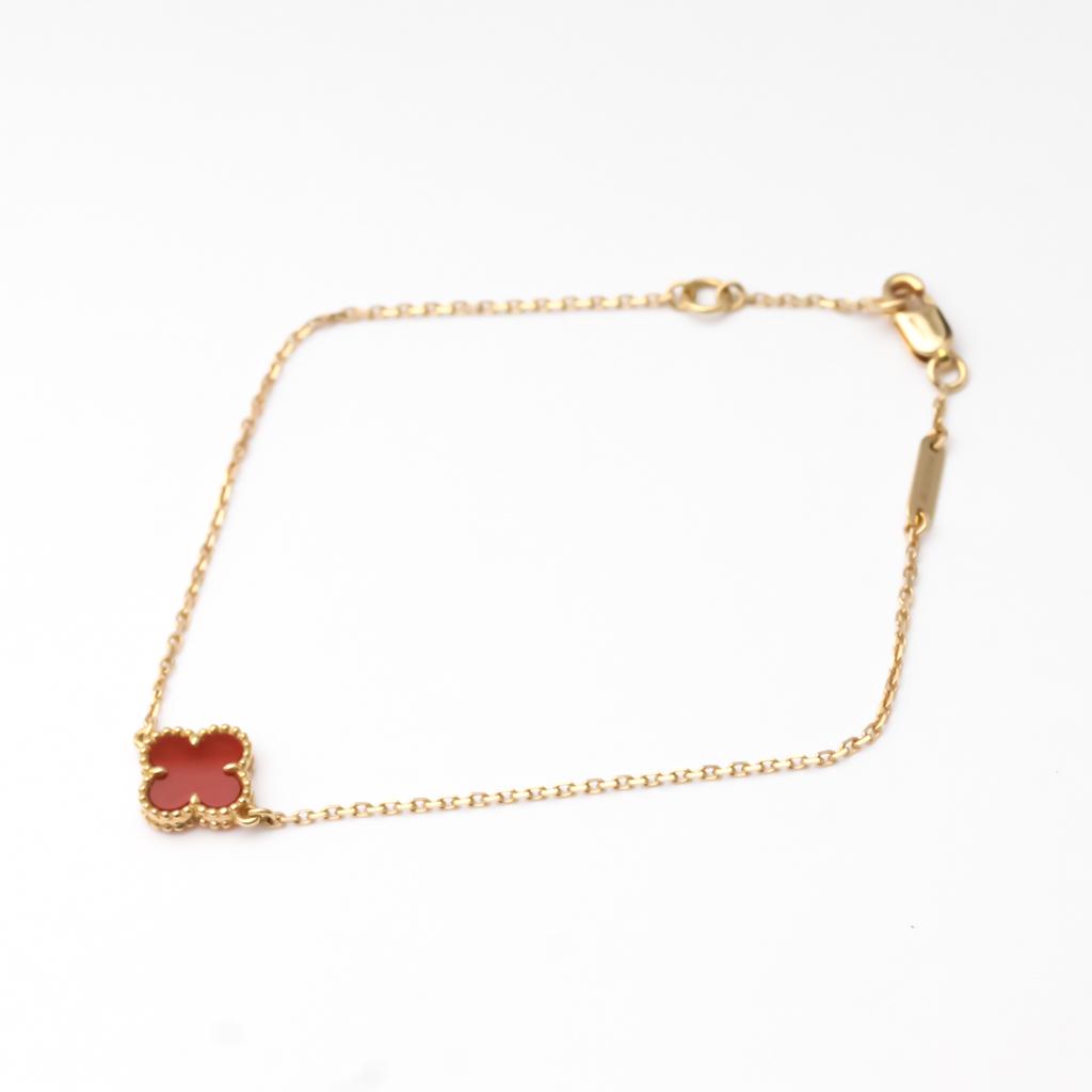 Van Cleef & Arpels Sweet Alhambra VCARN59K00 Pink Gold (18K) Charm Bracelet: Van Cleef & Arpels Sweet Alhambra VCARN59K00 Pink Gold (18K) Charm Bracelet Brand: Van Cleef & Arpels Line: Sweet Alhambra Type: Charm bracelet Gender: Men,Women Material: Pink gold (18K) Condition: U
