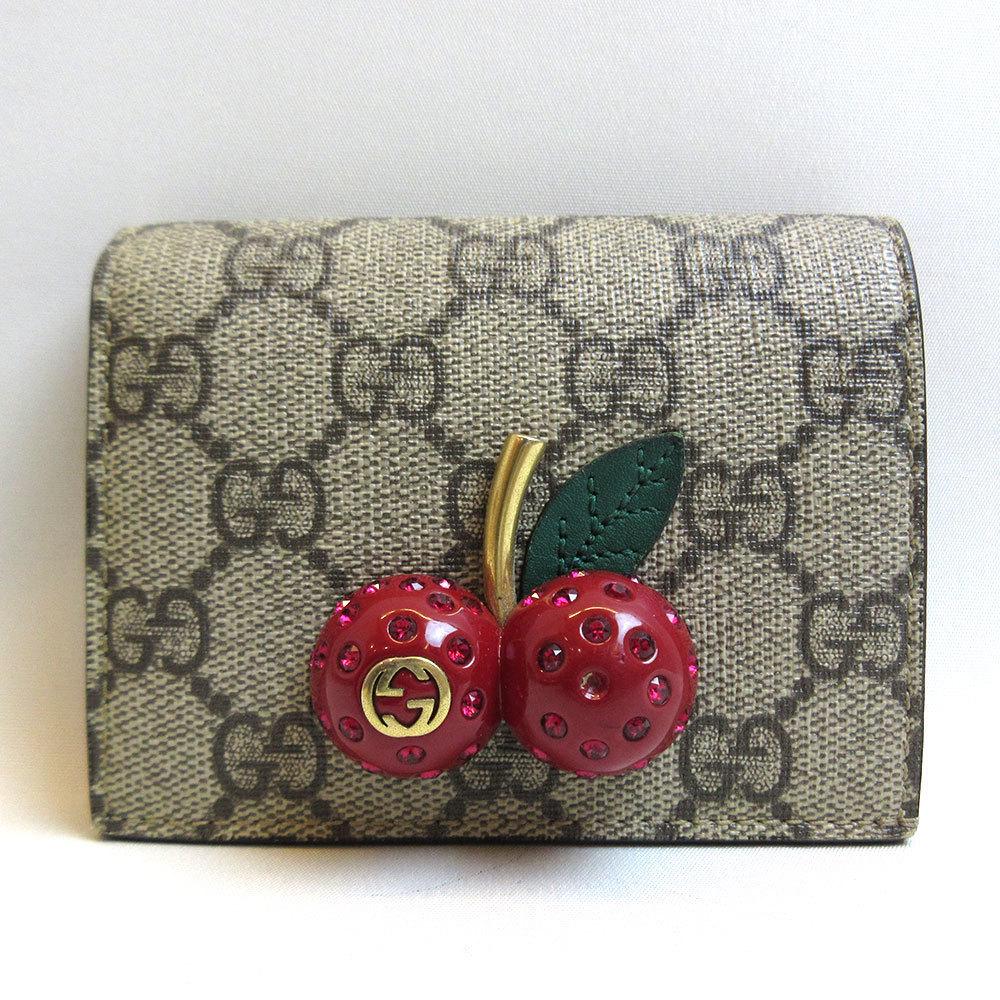 Gucci Mini Wallet Brown Folded Cherry Motif Ladies GG Supreme: Gucci Mini Wallet Brown Folded Cherry Motif Ladies GG SupremeBrand: Gucci Material: GG Supreme Color: Brown Size (HxWxD): 8.5cm x 11cm x 2.5cm / 3.34'' x 4.33'' x 0.98'' Accessories: None Condition: U