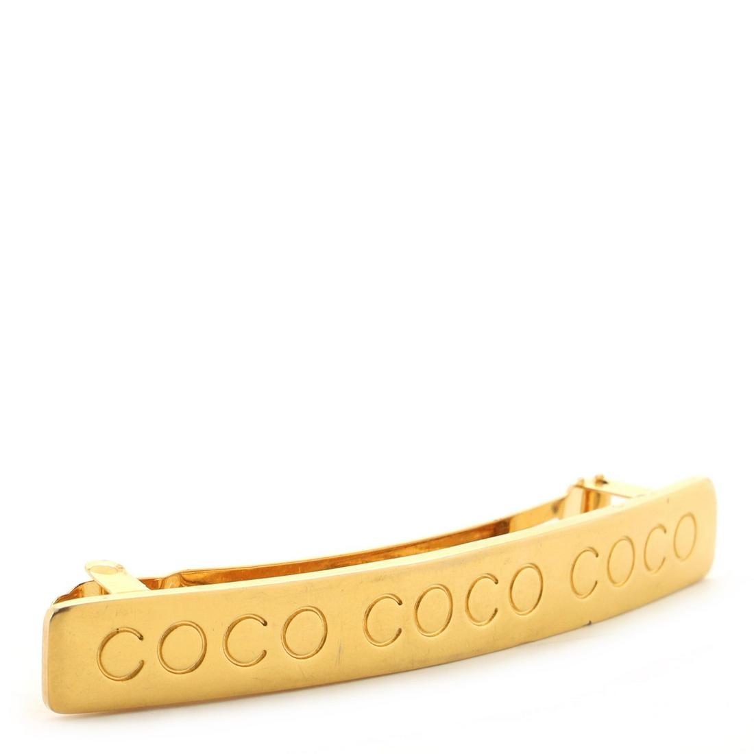 Chanel Coco Barrette Metal Gold: Chanel Coco Barrette Metal Gold Chanel Coco Barrette MetalGold Metal Condition Details: Dings moderate scratches and tarnish throughout. Height 0.5 Width 4 Depth 1 Strap Drop - The BIDHAUS Guarantee: 
