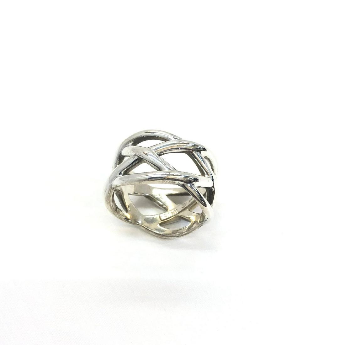 TIFFANY & Co. Tiffany Ring Knot Silver 925 Ladies: TIFFANY & Co. Tiffany Ring Knot Silver 925 Ladies Brand: Tiffany Country of Origin: Italy Gender: Women Color: Silver Material: Silver 925 US Size: 7.5 Width: 12mm / 0.47 Overall Scratches: Slight The