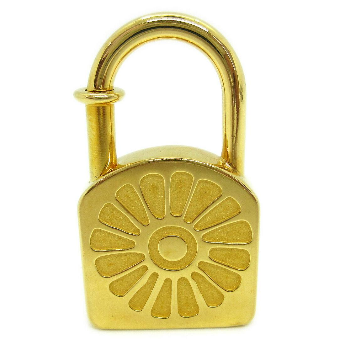 HERMES 1994 Limited Sunflower Motif Soleil Cadena Lock Bag Charm Gold: HERMES 1994 Limited Sunflower Motif Soleil Cadena Lock Bag Charm Gold Country/Region of Manufacture: Unknown Brand: HERMES AB: Very Good The BIDHAUS Guarantee: All items in this auction are guaranteed