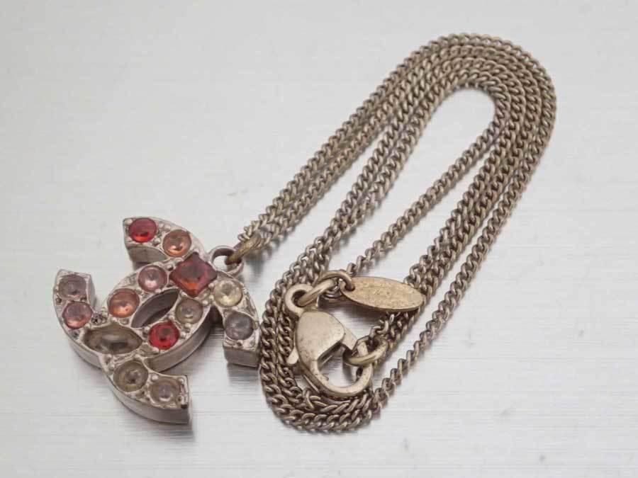 Chanel Necklace Coco Mark Gold Multicolor Glass Stone Pendant Chain Ladies: Chanel Necklace Coco Mark Gold Multicolor Glass Stone Pendant Chain Ladies Brand: Chanel Model: Coco mark Country of Origin: France Necklace Type: Pendant necklace Pendant Type: Pendant Gender: Women 