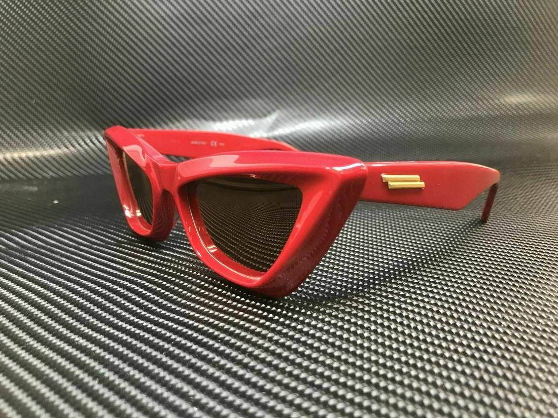 BOTTEGA VENETA BV1101S 005 Red Cat Eye 53 mm Women's: BOTTEGA VENETA BV1101S 005 Red Cat Eye 53 mm Women's Brand: Bottega Veneta Department: Women Frame Color: Red Style: Cat Eye Type: Sunglasses Condition: New with tags: A brand-new, unused, and unworn 