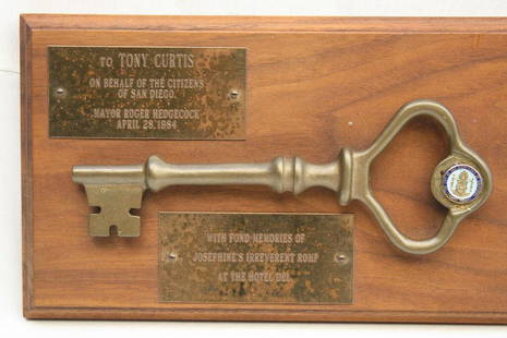 TONY CURTIS KEY OF CITY OF SAN DIEGO PRESENTED TO HIM BY THE MAYER IN: TONY CURTIS KEY OF CITY OF SAN DIEGO PRESENTED TO HIM BY THE MAYER IN Modified Item: Yes Theme: Cities & Towns Year: 1984 Modification Description: KEY Signed: Yes Pre-Owned The BIDHAUS