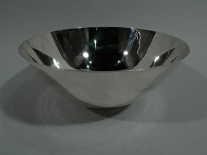 Tiffany Bowl - 19750 - Modern Colonial Conyers - American Sterling: Tiffany Bowl - 19750 - Modern Colonial Conyers - American Sterling American Colonial sterling silver bowl. Made by Tiffany in New York, ca 1965. Bowl has curved sides and straight circular foot.