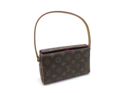 LOUIS VUITTON Monogram Recital M51900 Shoulder Bag: LOUIS VUITTON Monogram Recital M51900 Shoulder Bag Brand: Louis Vuitton Type: Shoulder bag Material: Monogram Monogram: Color: Monogram Closure: Magnet Size (HxWxD): 13cm x 20cm x 6.5cm /
