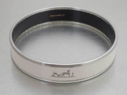 Hermes HERMES Bangle Enamel Silver Off-White Bracelet Breath Ladies: Hermes HERMES Bangle Enamel Silver Off-White Bracelet Breath Ladies Brand: Hermes Model: bracelet Country of Origin: Austria Type: Bangle Gender: Women Material: Enamel Color: Off-white 