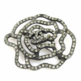 Chanel Brooch Camellia Gunmetal Clear Stone Ladies: Chanel Brooch Camellia Gunmetal Clear Stone Ladies Brand: Chanel Line: Camellia Country of Origin: France Type: Brooch Gender: Women Material: Metal Rhinestone Color: Clear Gunmetal Stone: