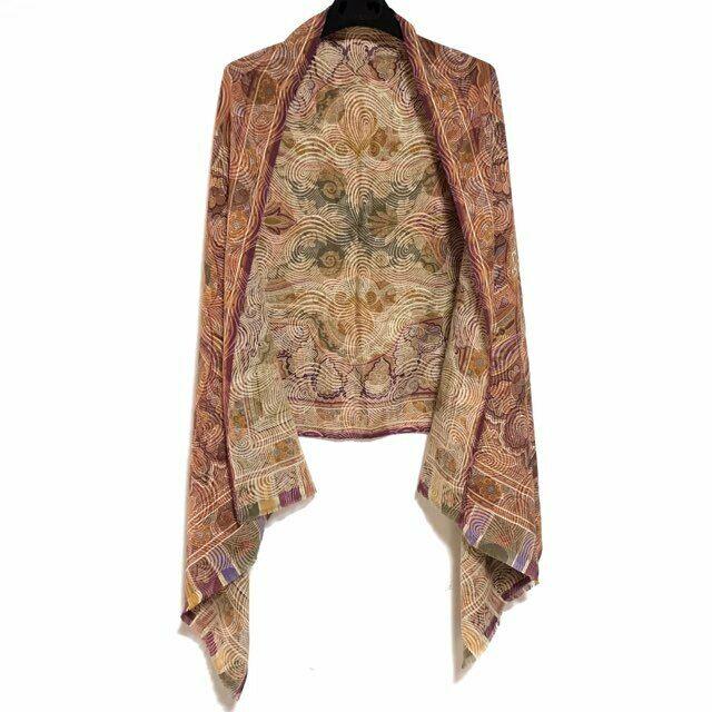 ETRO Bordeaux Multi Wool Silk: ETRO Bordeaux Multi Wool Silk Brand: ETRO Style: Scarf Color: Bordeaux Multi Material: Wool Silk Type: Scarf B: Reasonable Wear and Tears The BIDHAUS Guarantee: All items in this auction are guarantee