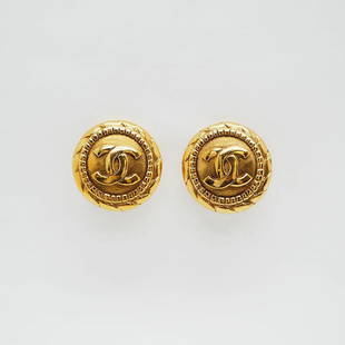 CHANEL round coco mark earrings gold medium size: CHANEL round coco mark earrings gold medium size Brand: Chanel Buckle Type: Clip type Material: Metal Color: Gold Season: Vintage Size (HxWxD): 23.00mm x 23.00mm / 0.91 x 0.91 Overall