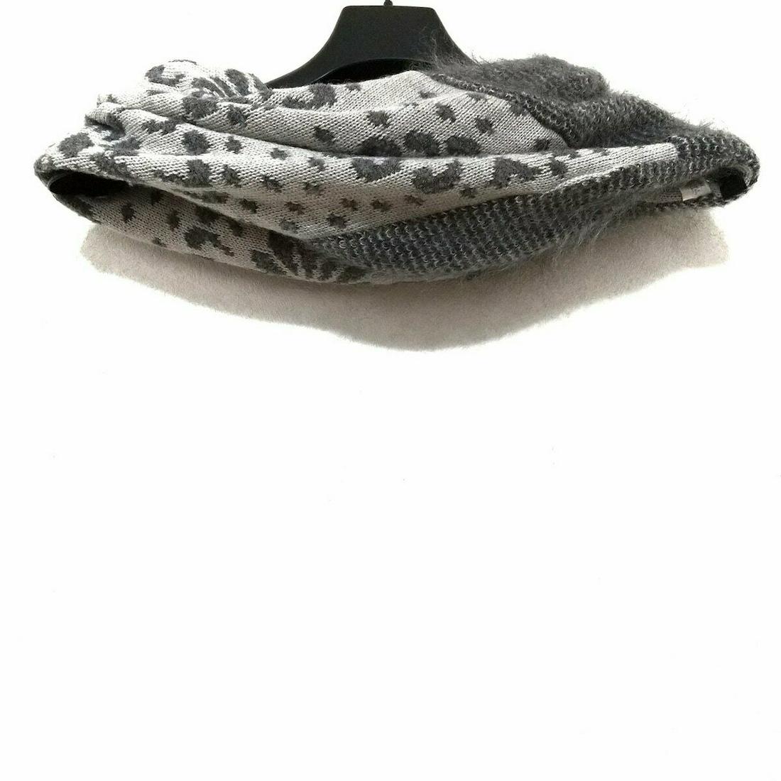 ANNA SUI Gray White Wool Acryl Nylon: ANNA SUI Gray White Wool Acryl Nylon Brand: ANNA SUI Style: Scarf Color: Gray White Material: Wool Acryl Nylon Type: Scarf B: Reasonable Wear and Tears The BIDHAUS Guarantee: All items in this auction