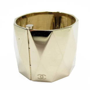 Chanel Bracelet Bangle Coco Mark Gold: Chanel Bracelet Bangle Coco Mark Gold Brand: Chanel Model: Bracelet bangle Country of Origin: Italy Type: Charm bracelet Color: Gold Stone: Diamond Width: 17.5cm / 6.88 Overall Scratches: