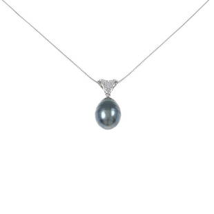 K18WG Black Pearl Necklace: K18WG Black Pearl Necklace Brand: Unbranded Style: Necklace Material: K18WG Gender: Ladies Size: 45cm Main Stone: Black Pearl 13.00mm ActualSize: Pendant:22.4 (H) mm x 16.2mm (W) : 30.4mm x 13.0mm