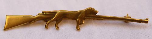 ENGLISH EDWARDIAN 10K GOLD PIN DOG &: ENGLISH EDWARDIAN 10K GOLD PIN DOG & Metal Purity: 10k Metal: 10K GOLD Brand: ENGLISH Main Stone: No Stone This is a original English Edwardian 10K gold brooch showing a dog and a hunting riffle with 