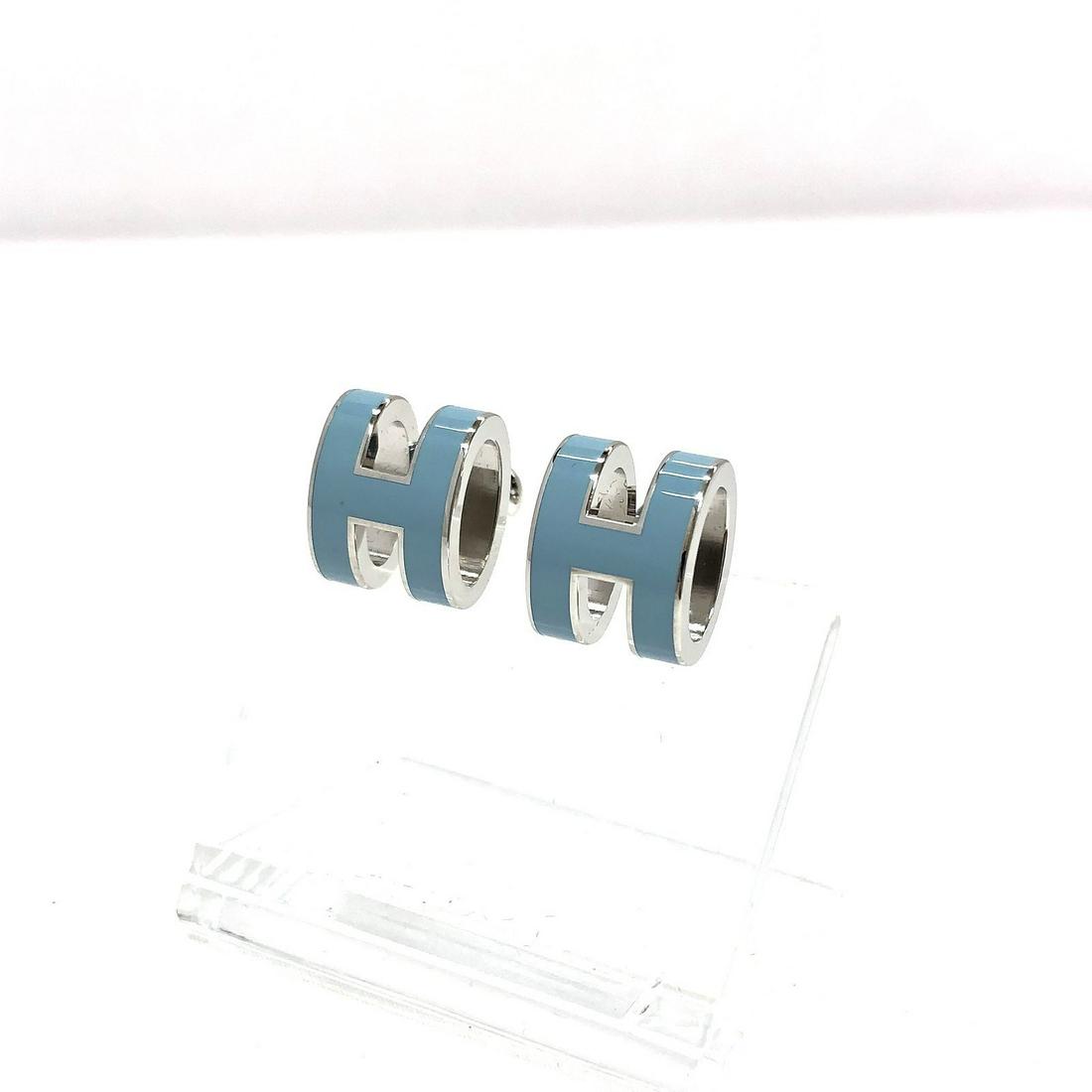 HERMES Hermes Earrings H Pop Ash Pastel Blue Silver Catch Ladies: HERMES Hermes Earrings H Pop Ash Pastel Blue Silver Catch Ladies Brand: Hermes Line: Pop H Country of Origin: France Gender: Women Color: Light blue Silver Size (HxWxD): 11.00mm x 10.00mm / 0.43 x 0.3