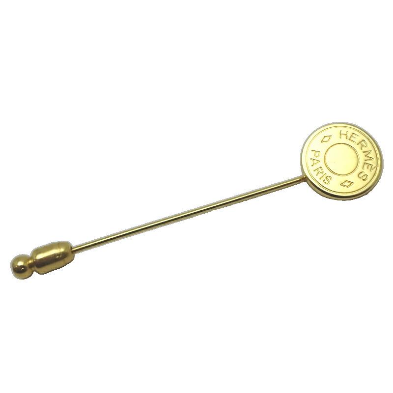 Hermes Serie Pin Ladies Brooch GP Gold: Hermes Serie Pin Ladies Brooch GP Gold Brand: Hermes Line: Sellier Number in Pack: 1 Type: Brooch Gender: Women Finish: Gold plated Color: Gold Size (HxWxD): 14.2cm x 14.3cm / 5.59 x 5.62 Weight: 2.9g