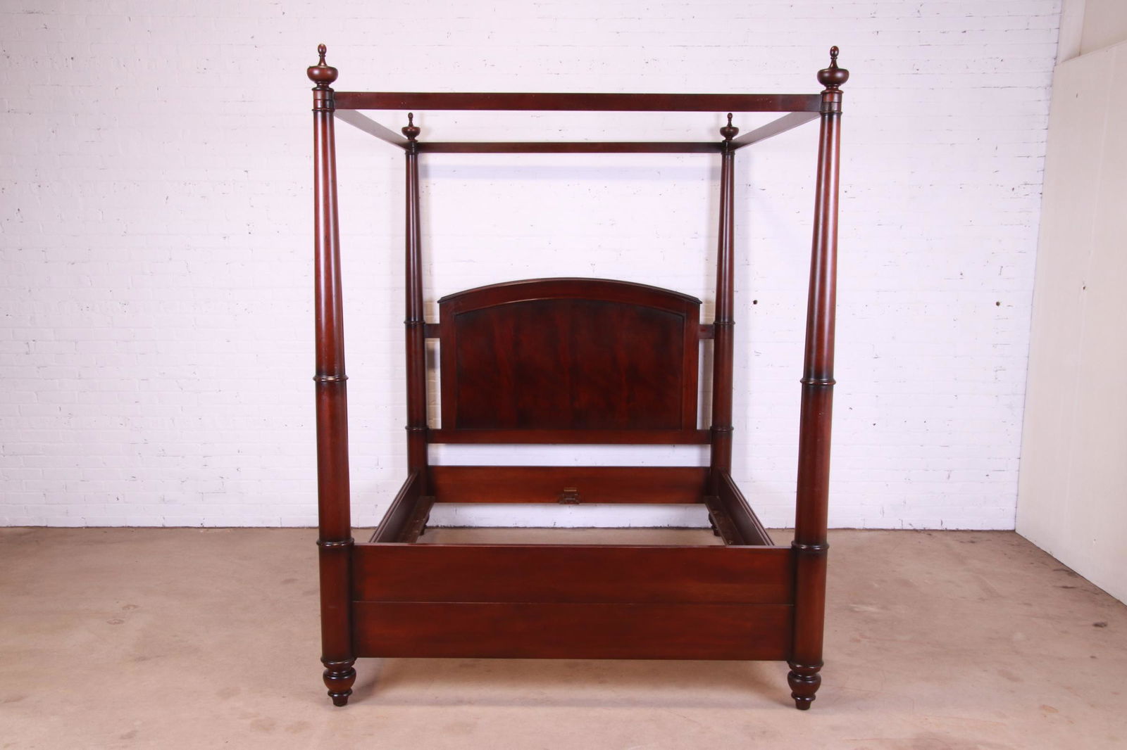 Baker Furniture Georgian Carved Mahogany Four-Poster Queen Size Tester Bed: Baker Furniture Georgian Carved Mahogany Four-Poster Queen Size Tester Bed A gorgeous Georgian or Federal style mahogany four poster queen size tester bed By Baker Furniture "Milling Road" Collection