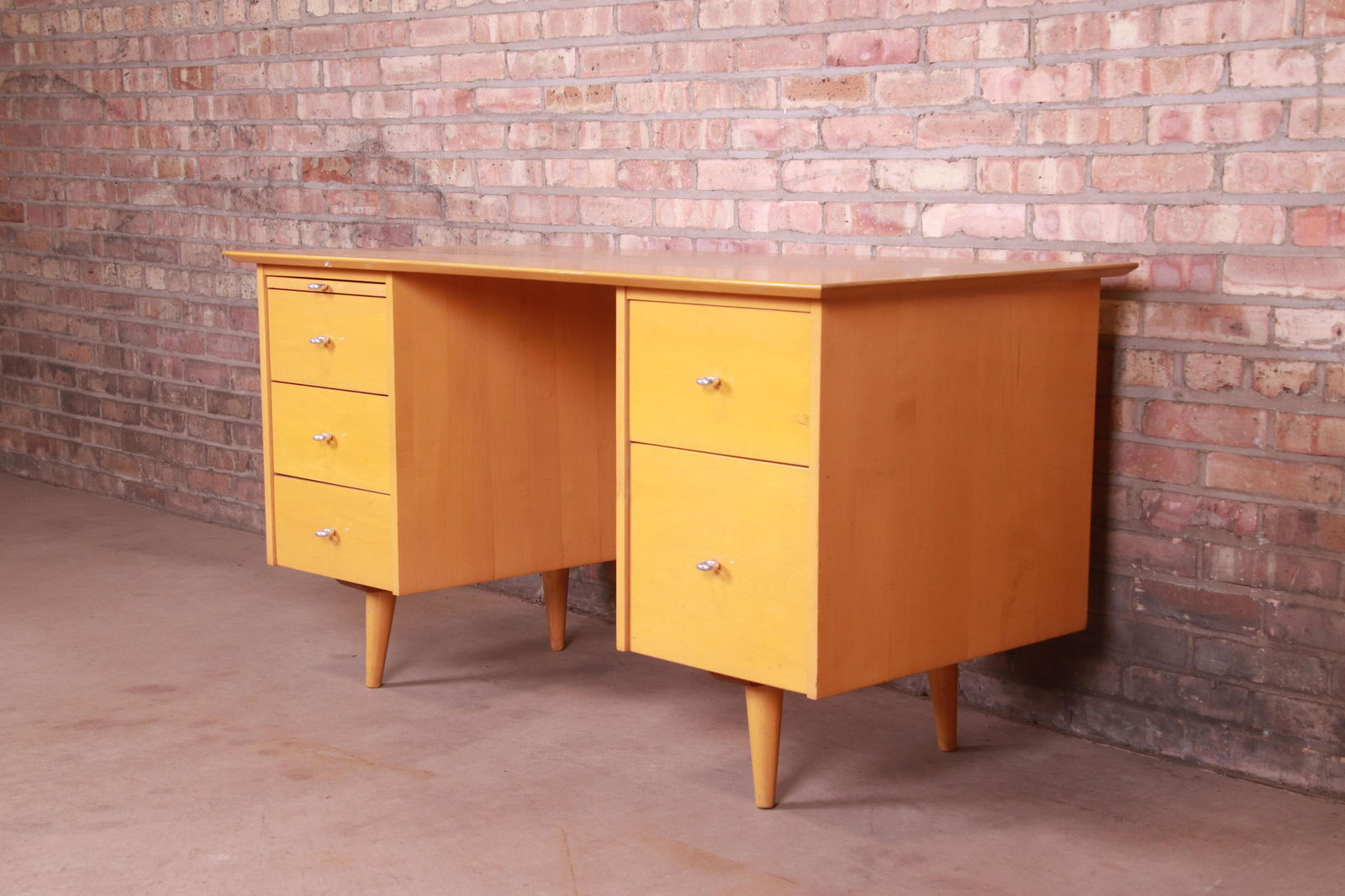 Paul McCobb Planner Group Mid-Century Modern Maple Double Pedestal Desk 1950s: Paul McCobb Planner Group Mid-Century Modern Maple Double Pedestal Desk 1950s An exceptional mid-century modern double pedestal executive writing desk By Paul McCobb for Winchendon Furniture "Planner