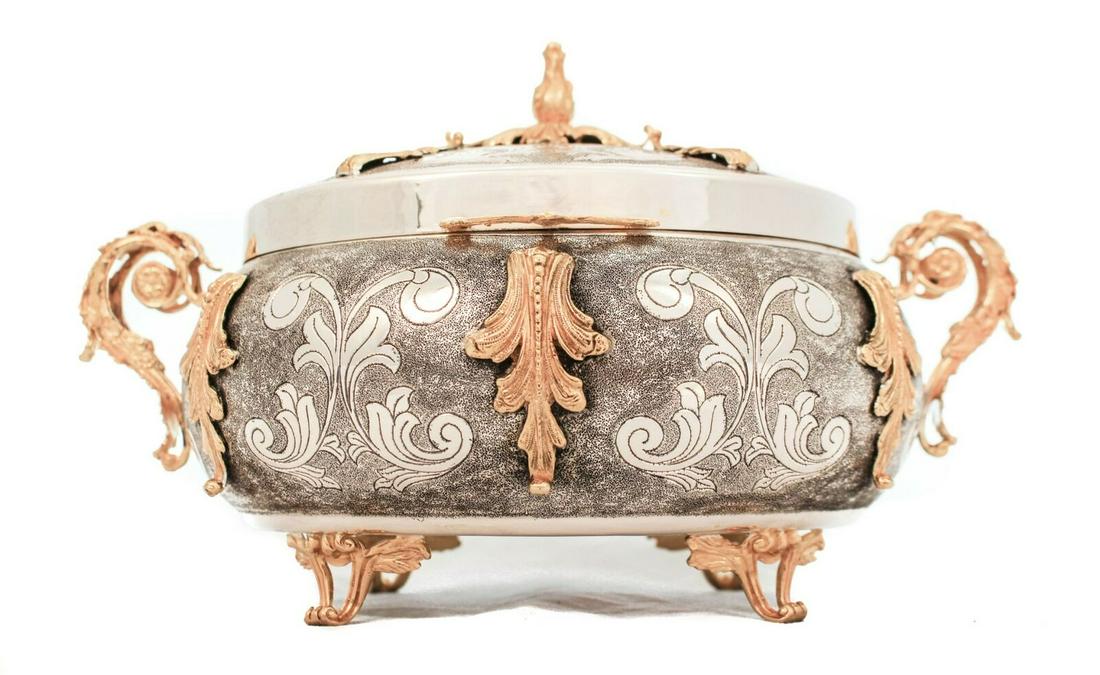 FINE 925 STERLING SILVER & GILDED HANDMADE CHASED SWIRL LEAF APPLQUE ESROG: FINE 925 STERLING SILVER & GILDED HANDMADE CHASED SWIRL LEAF APPLQUE ESROG Composition: Sterling Silver Maker: Made in Turkey Type: Judaica Fine 925 Sterling Silver & Gilded Jewelry Esrog Box. Featuri