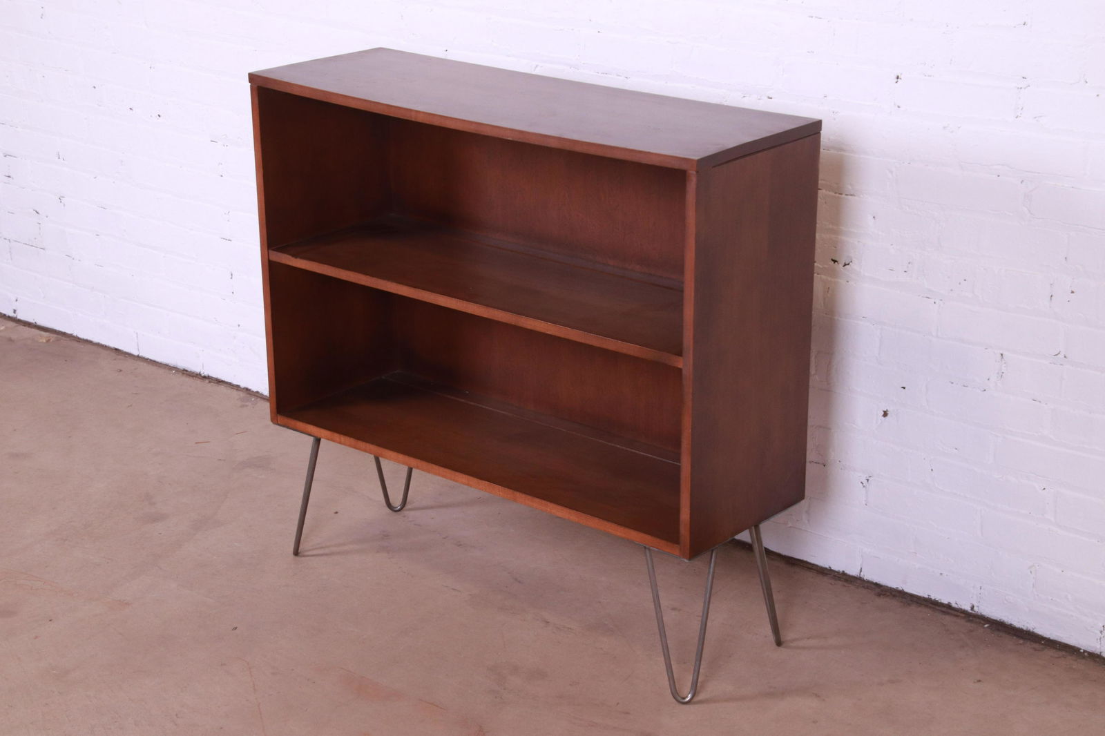 Paul McCobb Planner Group Mid-Century Modern Bookcase on Hairpin Legs 1950s: Paul McCobb Planner Group Mid-Century Modern Bookcase on Hairpin Legs 1950s A sleek and stylish mid-century modern bookcase on hairpin legs By Paul McCobb for Winchendon Furniture "Planner Group" USA