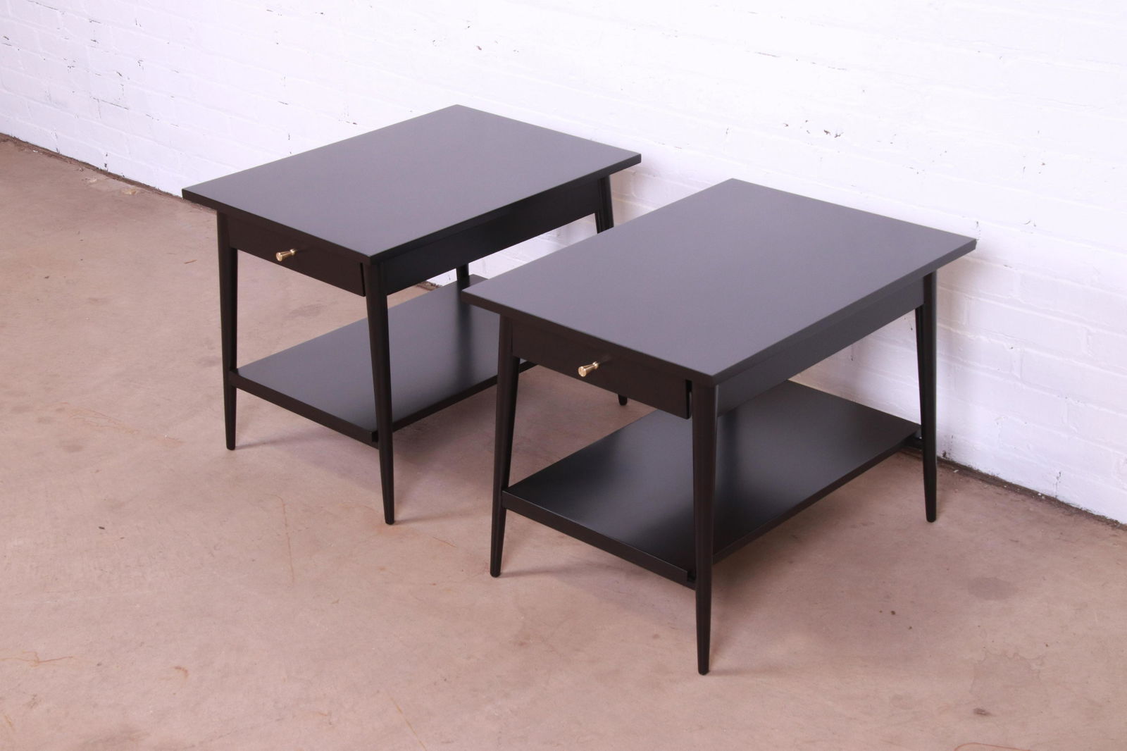 Paul McCobb Planner Group Mid-Century Modern Black Lacquered Nightstands Newly Refinished: Paul McCobb Planner Group Mid-Century Modern Black Lacquered Nightstands Newly Refinished A sleek and stylish pair of mid-century modern single drawer nightstands or end tables By Paul McCobb for Winc