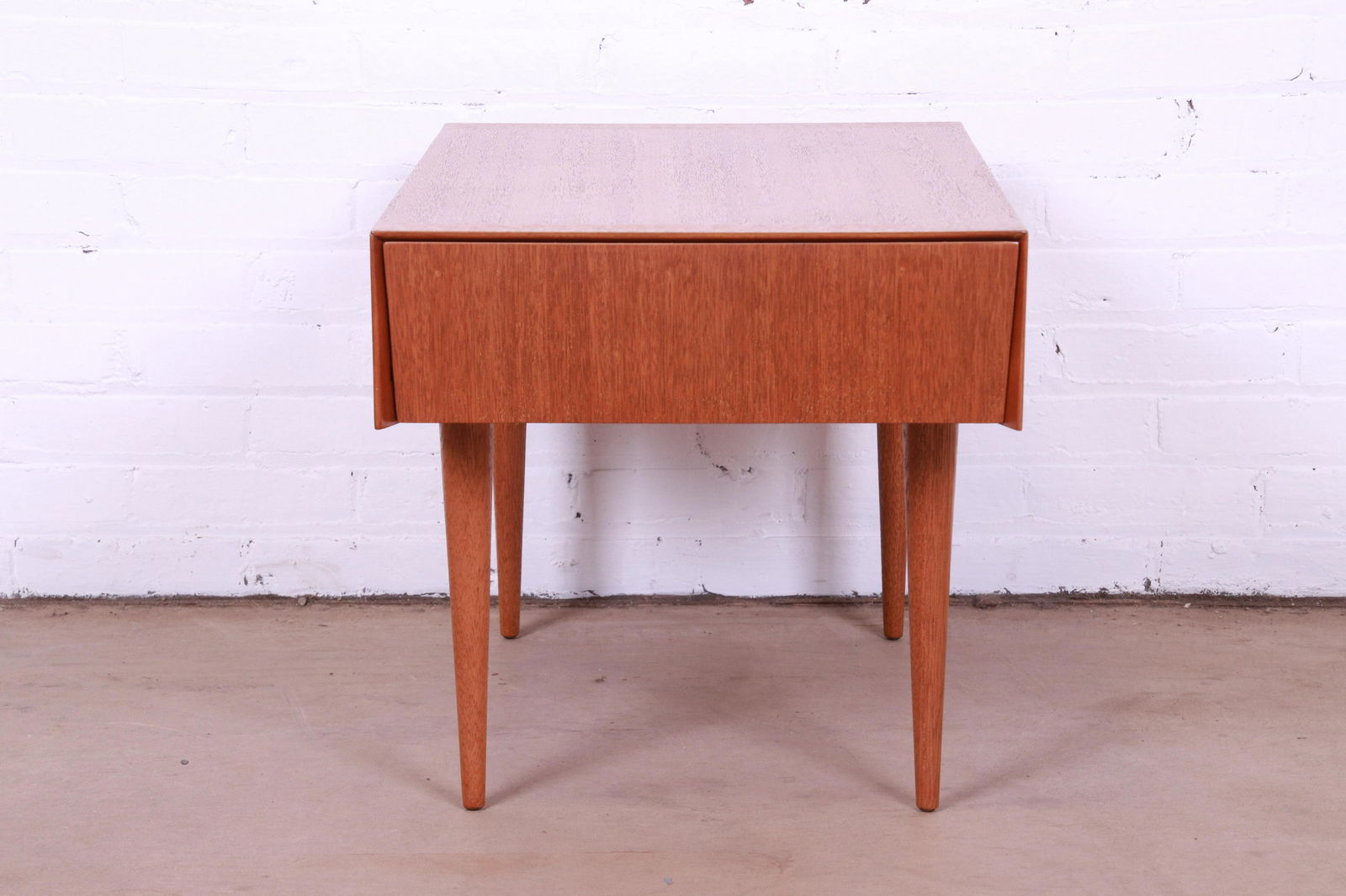 Paul Laszlo for Brown Saltman Mid-Century Modern Mahogany Side Table Newly Refinished: Paul Laszlo for Brown Saltman Mid-Century Modern Mahogany Side Table Newly Refinished A gorgeous mid-century modern mahogany nightstand or occasional side table By Paul Laszlo for Brown Saltman USA 19