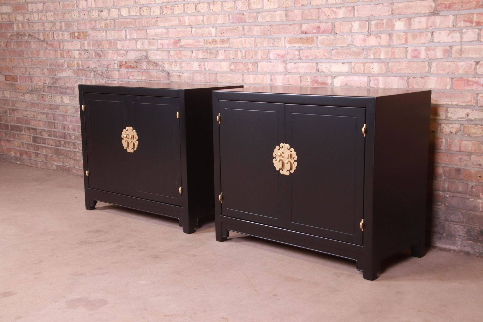 Henredon Hollywood Regency Chinoiserie Black Lacquered Cabinets Newly Refinished: Henredon Hollywood Regency Chinoiserie Black Lacquered Cabinets Newly Refinished An exceptional pair of mid-century modern Hollywood Regency Chinoiserie compact credenzas sideboard buffets or bar cabi