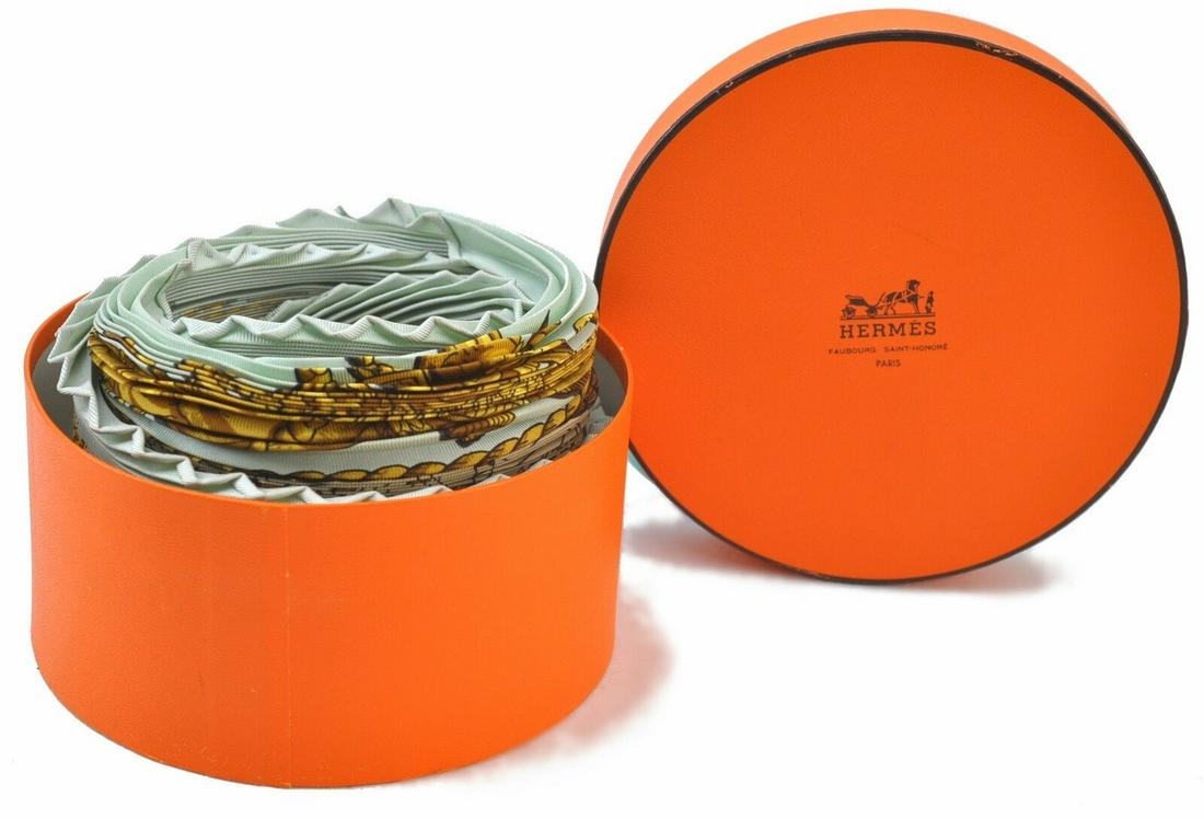 HERMES Pleats Scarf "MARINE ET CAVALERIE" Silk Light Green Box: HERMES Pleats Scarf "MARINE ET CAVALERIE" Silk Light Green Box Brand: HERMES Style: Plisse Scarf Type: Plisse Scarf Material: Silk Color: Green Size(Cm): W90 x H90cm(Approx) Size(Inch): W35 x H35(Appr