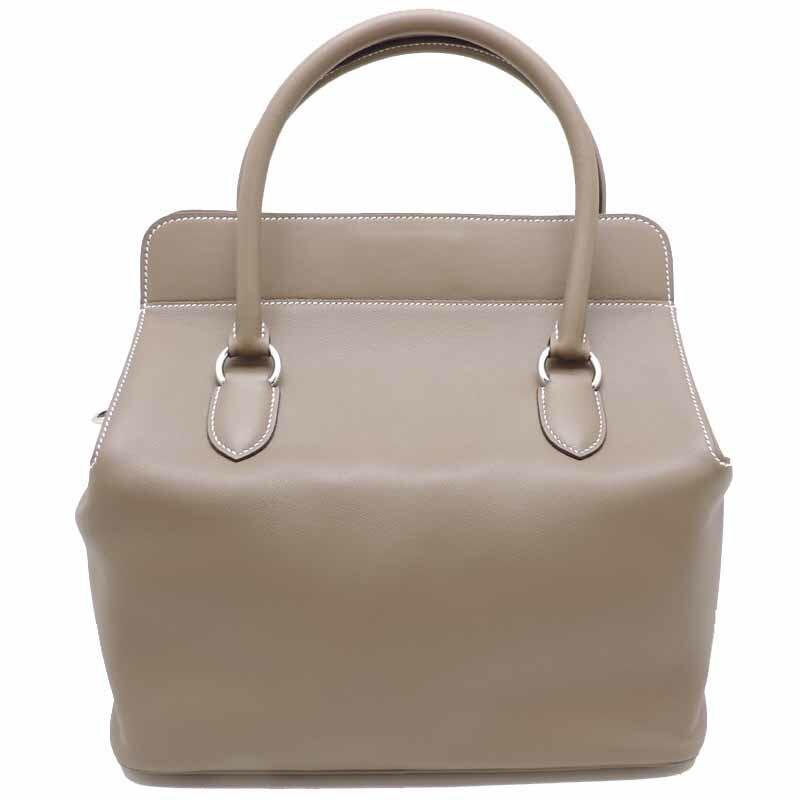 Hermes Tool Box 26 # P Engraved (Made in 2012) Ladies Handbag Swift: Hermes Tool Box 26 # P Engraved (Made in 2012) Ladies Handbag Swift Brand: Hermes Line: Toolbox Type: Handbag Material: Swift leather Swift leather: Color: Etoupe gray Hardware Color: Silver Closure: