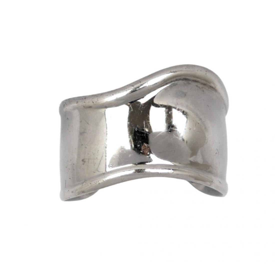 Tiffany Elsa Peretti Bone Cuff Bangle Small Silver: Tiffany Elsa Peretti Bone Cuff Bangle Small Silver Brand: Tiffany Type: Bangle Gender: Women Material: Ruthenium Color: Silver Length: 15cm / 5.9 Width: 4cm / 1.57 Weight: 69.8g / 2.46oz. Condition: U