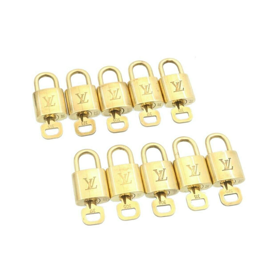 LOUIS VUITTON Padlock 10set Padlock Gold Tone LV: LOUIS VUITTON Padlock 10set Padlock Gold Tone LV Brand: LOUIS VUITTON Style: Padlock Material: Metal Color: Gold Tone Type: Padlock Format: FixedPrice B: Reasonable Wear and Tear The BIDHAUS Guarantee