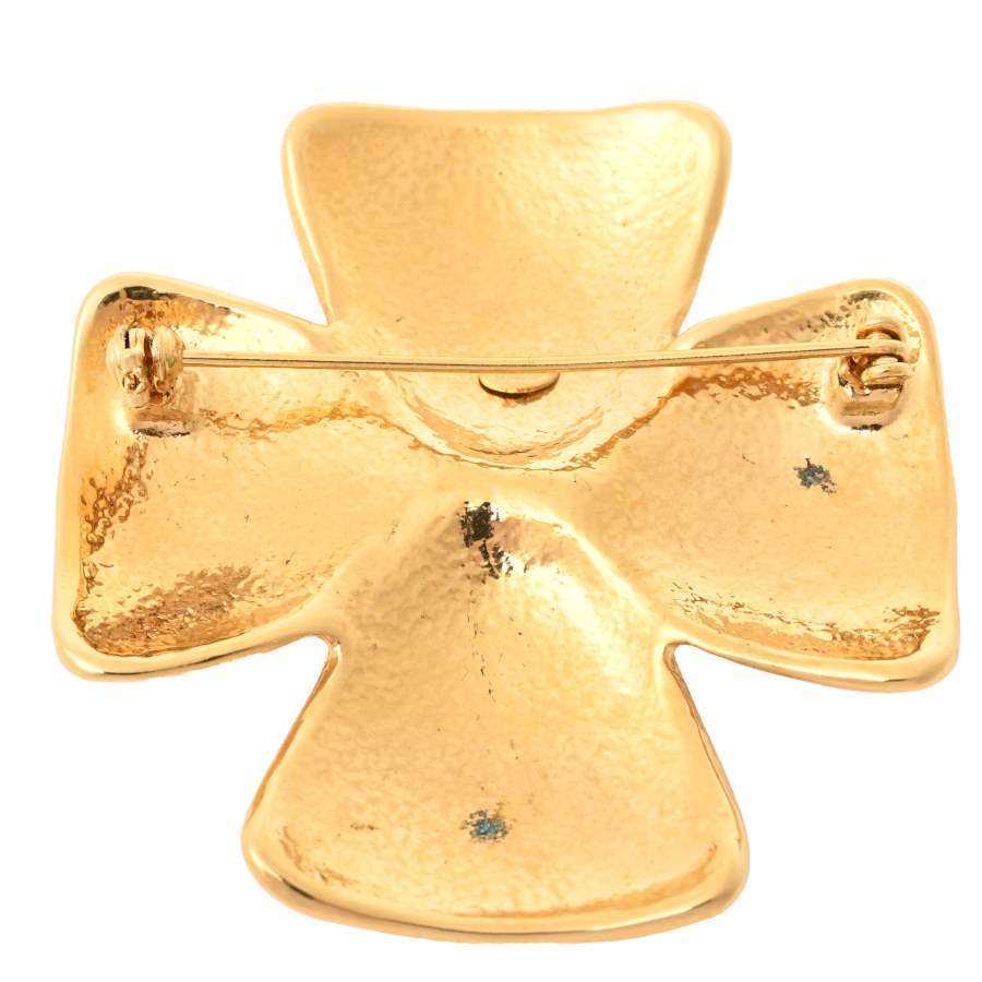 CHANEL Coco Mark Cross Brooch Gold Metal: CHANEL Coco Mark Cross Brooch Gold Metal Type: Brooch Gender: Women Material: Metal Color: Gold Size (HxWxD): 6cm x 5.7cm / 2.36 x 2.24 Brand: Chanel Condition: Used (like new) Overall Traces of Use: