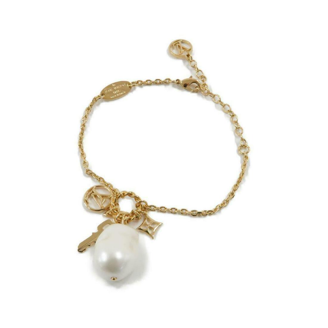 LOUIS VUITTON Bracelet M00375: LOUIS VUITTON Bracelet M00375 Brand: LOUIS VUITTON Style: Bracelet Color: PERLE / GOLD Parts Gender: Ladies Size: Length : 15-20cm TOP W x H : 1.5cm x 3cm Type: Bracelet AB: Very Good The BIDHAUS Guar