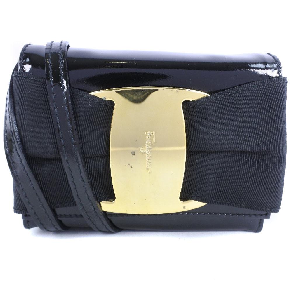 Salvatore Ferragamo Pochette Vera Ribbon Enamel Black Women's Shoulder Bag: Salvatore Ferragamo Pochette Vera Ribbon Enamel Black Women's Shoulder Bag Brand: Salvatore Ferragamo Type: Pochette Shoulder bag Color: Black Gender: Women Size (HxWxD): 10cm x 13cm x 5cm / 3.93 x 5.
