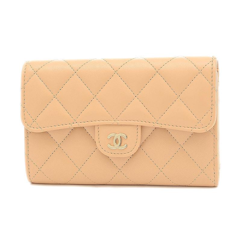 Chanel Matelasse Tri-Fold Wallet Lambskin Beige AP0232: Chanel Matelasse Tri-Fold Wallet Lambskin Beige AP0232 Brand: Chanel Line: Matelasse Type: Wallet (tri-fold) Material: Leather Leather: Leather/Fur Type: Lambskin Color: Beige Size (HxWxD): 9.5cm x 15