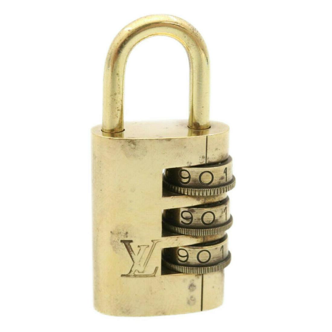 LOUIS VUITTON Dial Type Padlock LV: LOUIS VUITTON Dial Type Padlock LV Brand: LOUIS VUITTON Style: Padlock Material: Metal Color: Gold Tone Country Of Manufacture: France Type: Padlock B: Reasonable Wear and Tear The BIDHAUS Guarantee: 