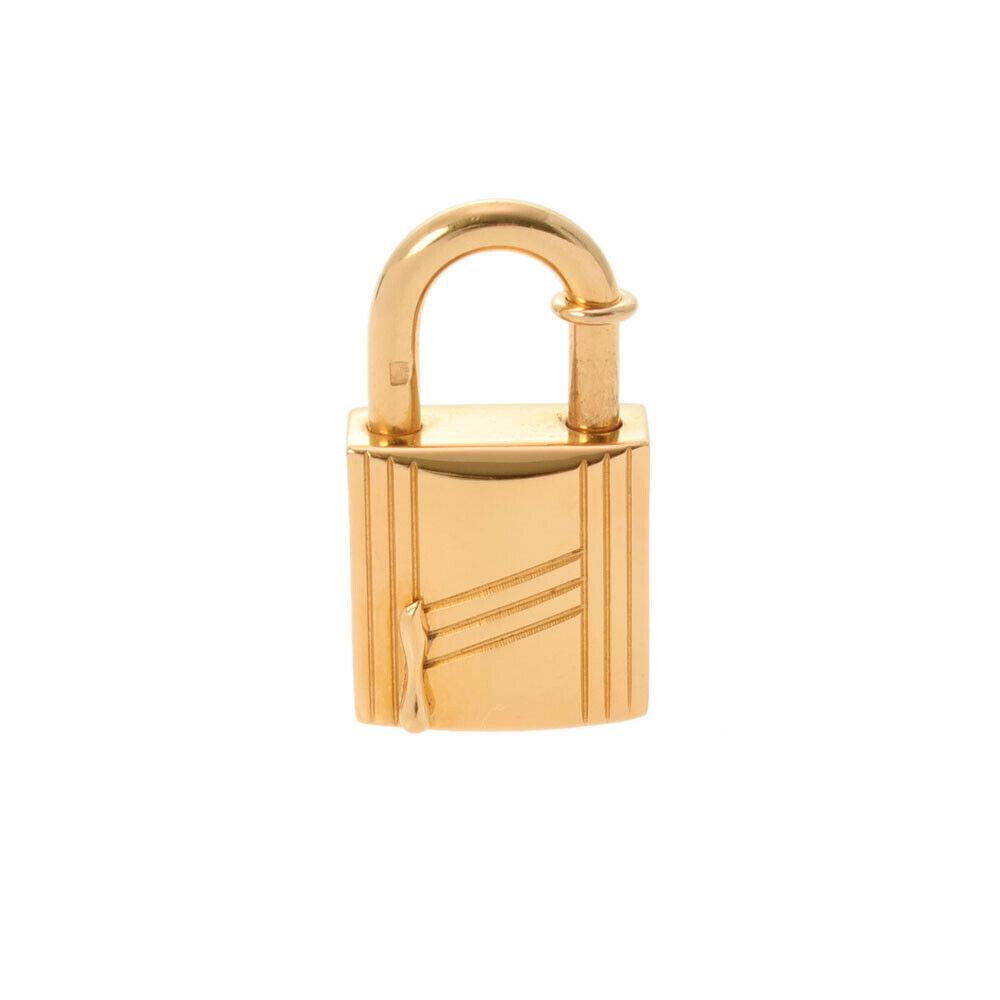 HERMES Cadena gold Accessories: HERMES Cadena gold Accessories Brand: HERMES Style: Accessories Material: GPHardware Color: Gold Type: charm Pre-Owned The BIDHAUS Guarantee: All items in this auction are guaranteed authentic and com