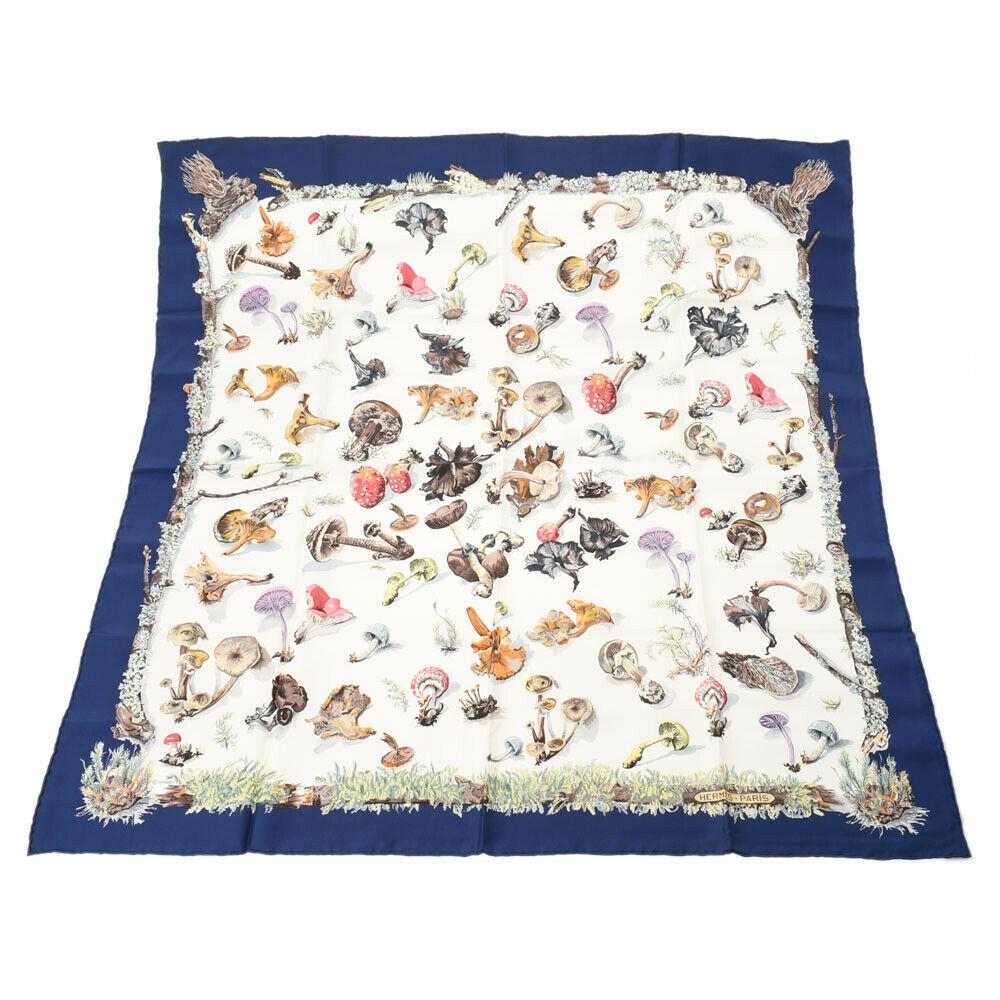 HERMES Carre90 mushroom pattern Red / white goods: HERMES Carre90 mushroom pattern Red / white goods Brand: HERMES Style: goods Material: 100% silk Color: Navy Type: Calfskin Pre-Owned The BIDHAUS Guarantee: All items in this auction are guaranteed au