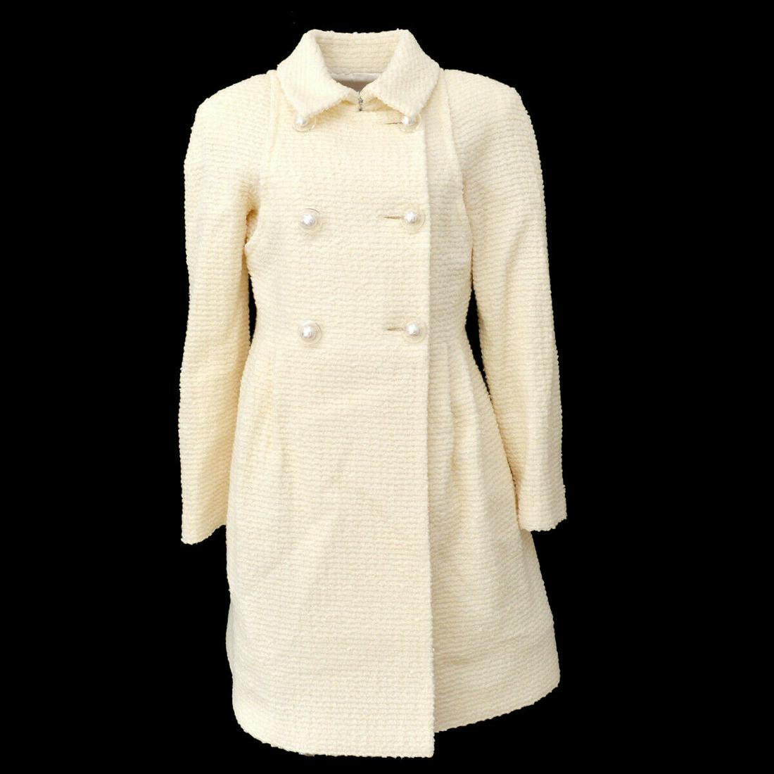 CHANEL P57660V26446 Imitation Pearl Button Long Sleeve Coat Jacket White: CHANEL P57660V26446 Imitation Pearl Button Long Sleeve Coat Jacket White Size: 38 Style: Coat Outer Shell Material: 70% Wool 18% Nylon 12% Silk Season: Fall Winter Product Line: CHANEL Coat Type: Jack