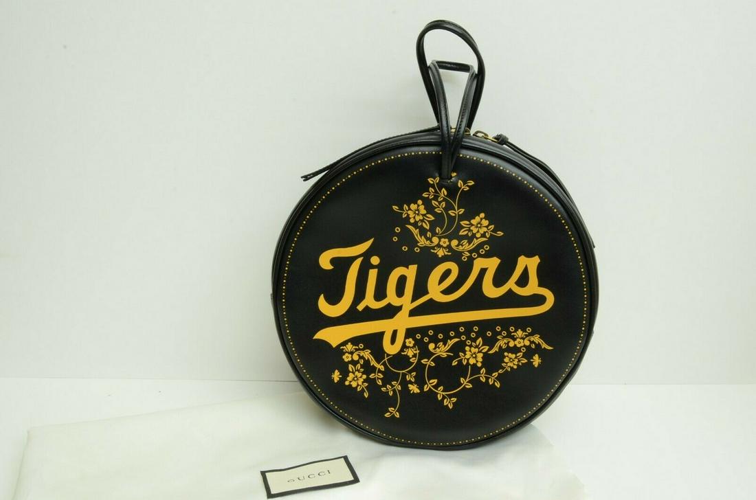 Gucci Detroit Tigers MLB Black Leather Circle Backpack Baseball: Gucci Detroit Tigers MLB Black Leather Circle Backpack Baseball Features: Adjustable Strap Inner Pockets Handle Style: Backpack Exterior Color: Black Department: Women Strap Drop: 22 cm - 41.5 cm Patt