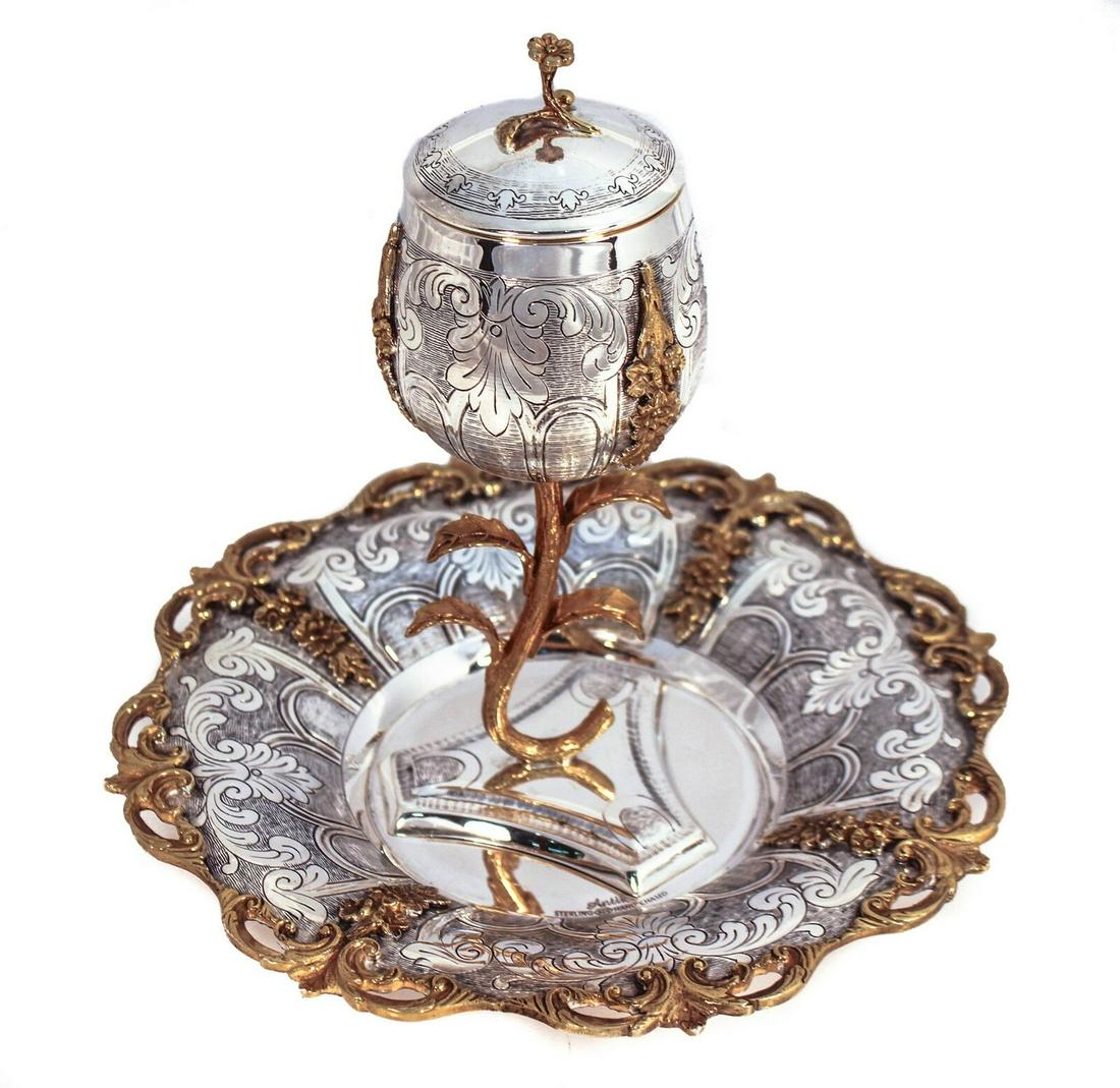 925 STERLING SILVER/GOLD HANDMADE CHASED ROSE SHAPED CUP & TRAY LEAF APPLIQUE: 925 STERLING SILVER/GOLD HANDMADE CHASED ROSE SHAPED CUP & TRAY LEAF APPLIQUE Composition: Sterling Silver Maker: Made in Isreal Fine 925 Sterling Silver/Gold Cup & Tray. Featuring handmade chased gol