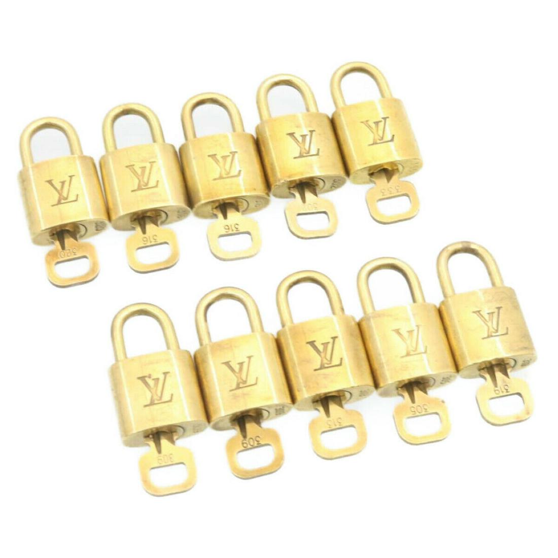 LOUIS VUITTON Padlock 10set Vintage Gold Tone LV: LOUIS VUITTON Padlock 10set Vintage Gold Tone LV Brand: LOUIS VUITTON Style: Padlock Material: Metal Color: Gold Tone Type: Padlock B: Reasonable Wear and Tear The BIDHAUS Guarantee: All items in this