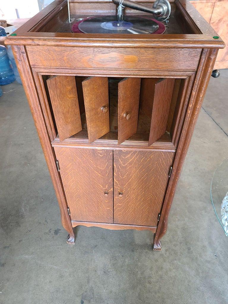 Floor Standing Columbia Grafonola Record Player circa 1915: Floor Standing Columbia Grafonola Record Player circa 1915 Dimensions: Height: 46 in. (116.84 cm) Dimensions: Width: 20 in. (50.8 cm) Dimensions: Depth: 20 in. (50.8 cm) Materials and Techniques: Waln