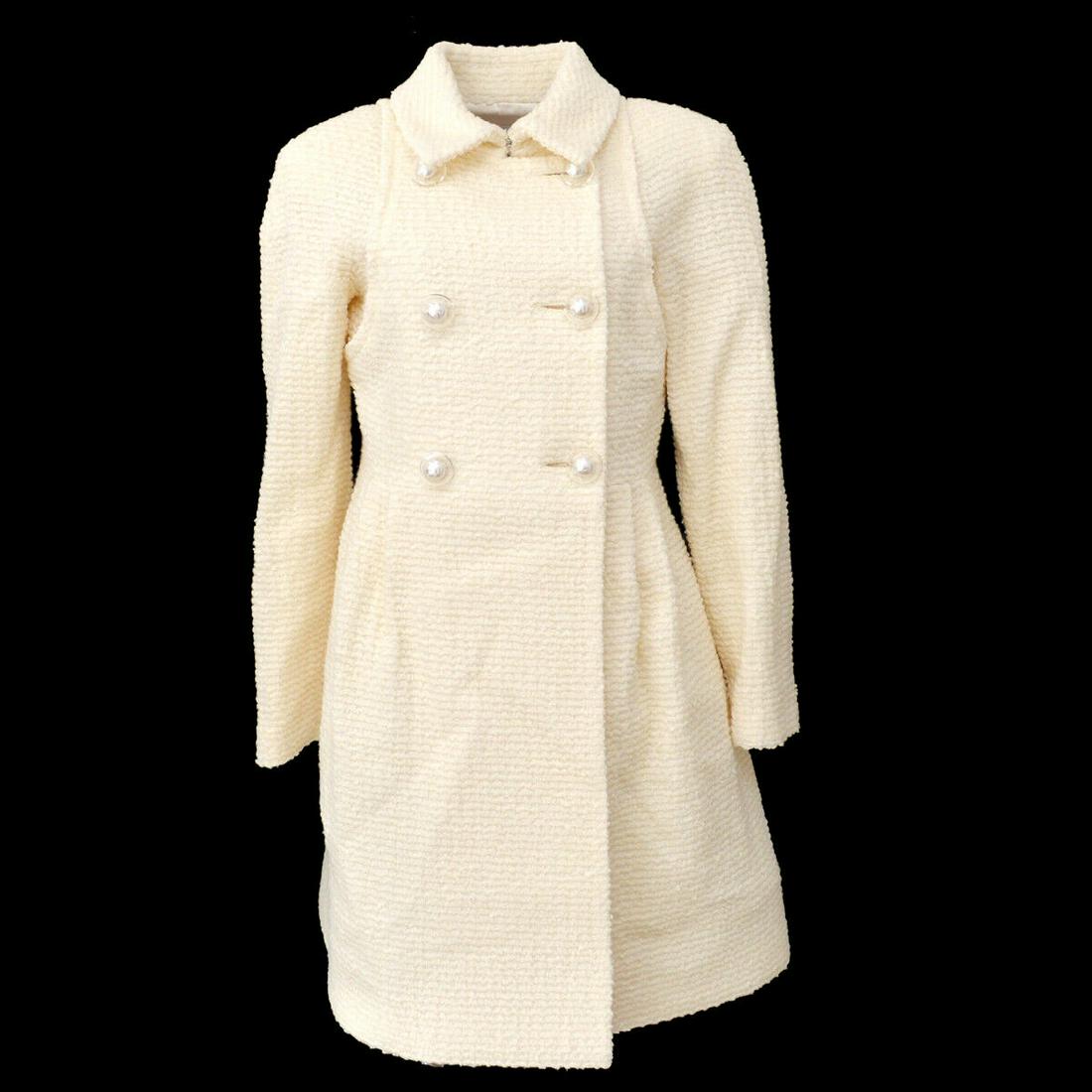 CHANEL P57660V26446 Imitation Pearl Button Long Sleeve Coat Jacket White: CHANEL P57660V26446 Imitation Pearl Button Long Sleeve Coat Jacket White Size: 38 Style: Coat Outer Shell Material: 70% Wool 18% Nylon 12% Silk Season: Fall Winter Product Line: CHANEL Coat Type: Jack