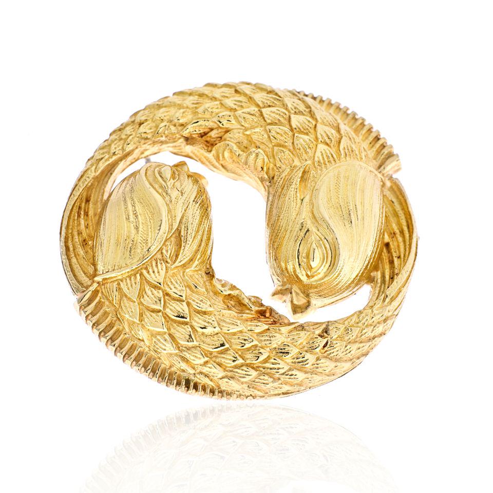 David Webb 18K Yellow Gold Pisces Zodiac Medallion Brooch Pendant: David Webb 18K Yellow Gold Pisces Zodiac Medallion Brooch Pendant Type: Pendants Metal: 18K Yellow Gold Grams: 49.1 Measurements: 2 inches wide. Condition: Excellent. Signed By: WEBB Brand: David Webb