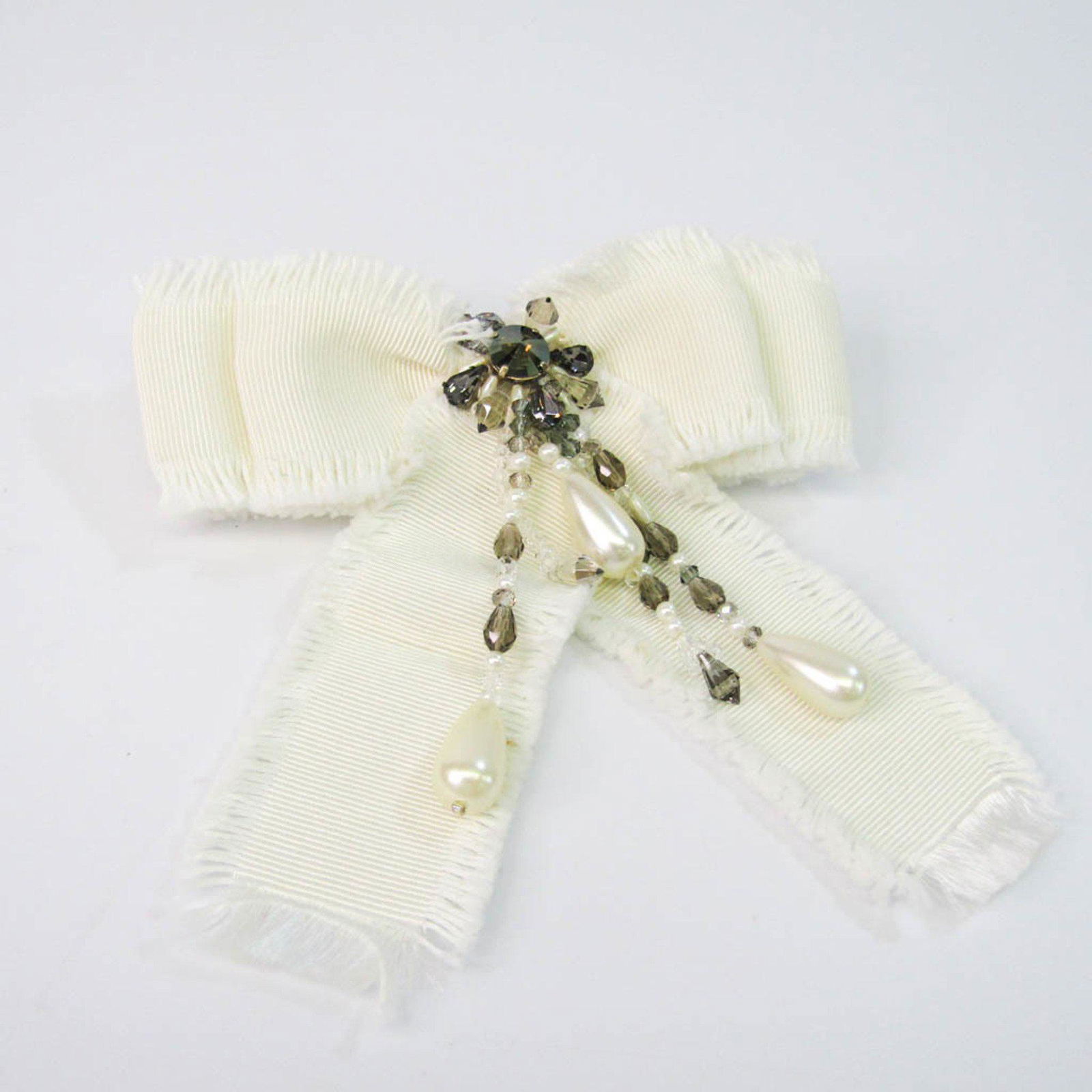 Gucci Cotton Brooch White: Gucci Cotton Brooch White Brand: Gucci Country of Origin: Italy Type: Brooch Gender: Women Material: Cotton Color: White Size (HxWxD): 14cm x 15.5cm x 3cm / 5.51 x 6.1 x 1.18 Pin Length: 2.80cm / 1.10