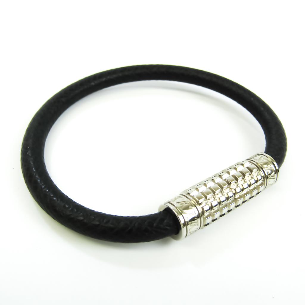 Louis Vuitton Taiga Brass Digit M6629 Leather Metal Bangle Ardoise Silver: Louis Vuitton Taiga Brass Digit M6629 Leather Metal Bangle Ardoise Silver Brand: Louis Vuitton Line: Taiga Model: Brass Digit M6629 Country of Origin: Spain Type: Bangle Gender: Men Material: Leather 