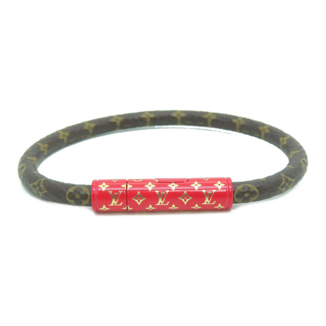 Louis Vuitton LV Confidential Bracelet M6334 Monogram Brown: Louis Vuitton LV Confidential Bracelet M6334 Monogram Brown Brand: LOUIS VUITTON Style: Bangle Material: PVC coated canvas Color: Brown Metal: PVC coated canvas Size Type: Regular Main Stone: No Stone